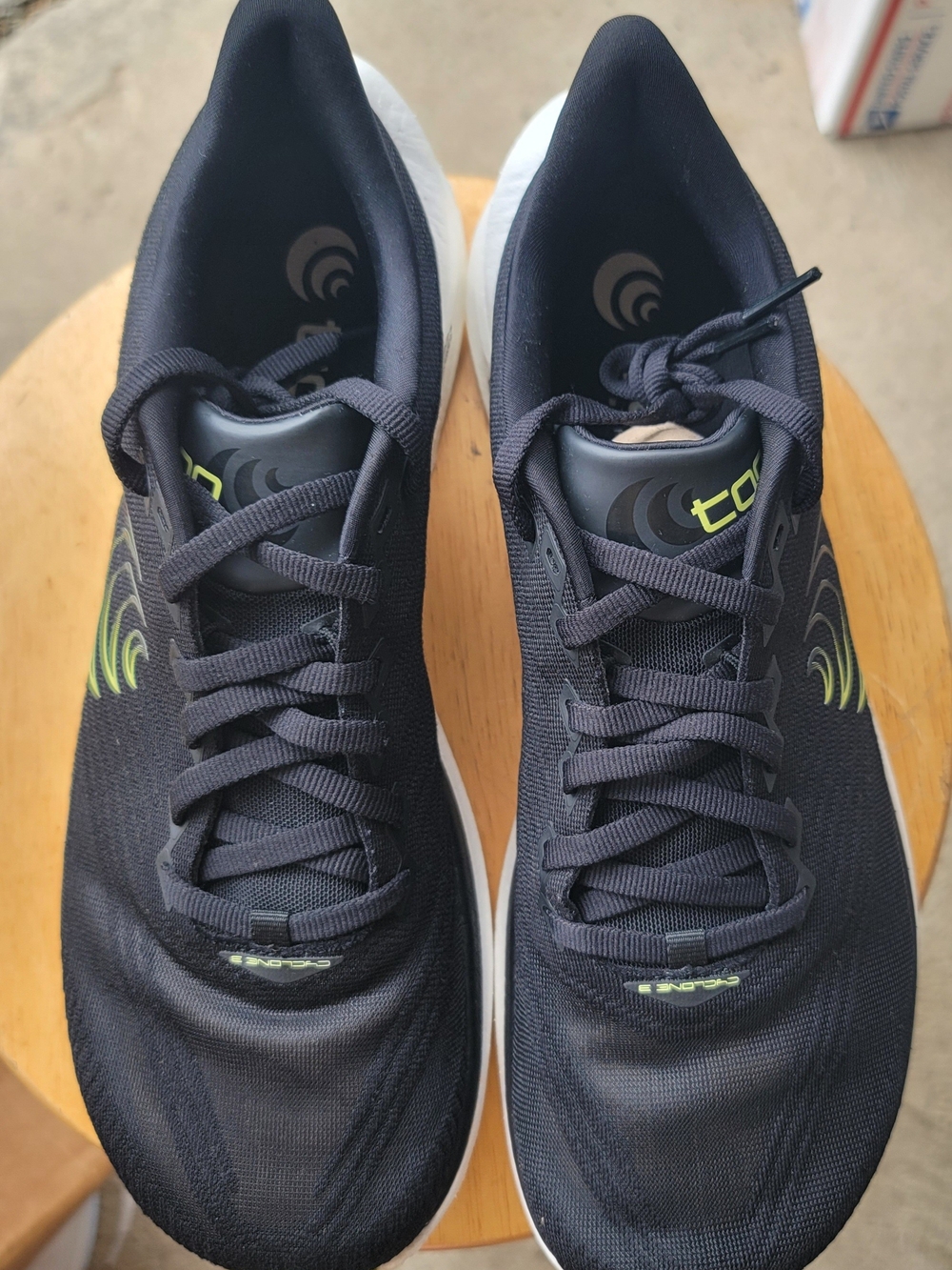 NWOT. Topo Cyclone 3 Men’s Black Running Shoes with Lime Accents 5 MM Drop. Sz 9
